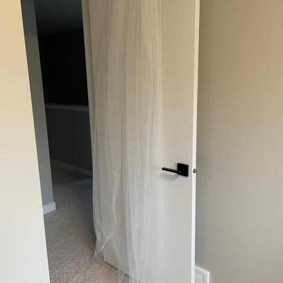 90 inch (232 cm) wedding veil in light ivory. No visible wear. - Picture 2 of 5